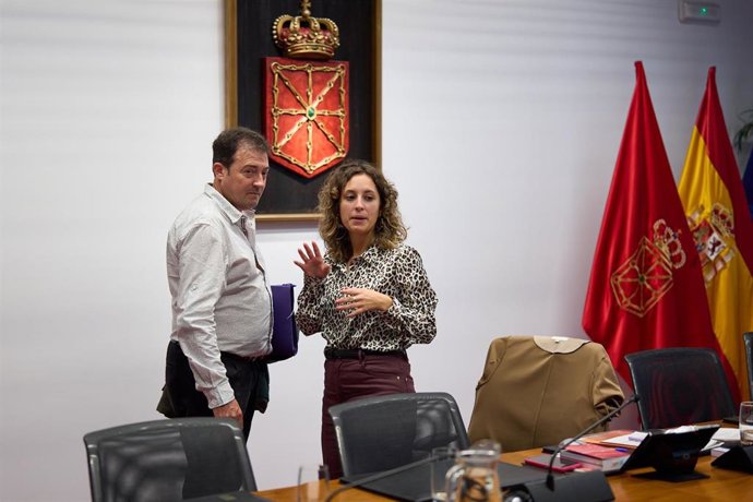Guillermo Vallejo, vocal de la mesa de contratación de las obras del túnel de Belate, con la presidenta de la comisión de investigación del Parlamento de Navarra sobre adjudicaciones públicas, Irati Jiménez.