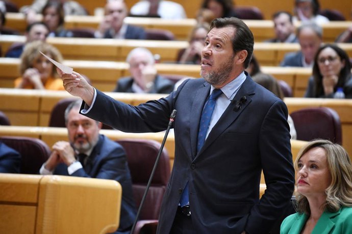 O Ministro dos Transportes e Mobilidade Sustentável, Óscar Puente, durante uma sessão de controle do governo no Senado, em 7 de outubro de 2025, em Madri (Espanha). Por mais uma semana, a oposição submeteu o governo a uma sessão de controle, que se concen