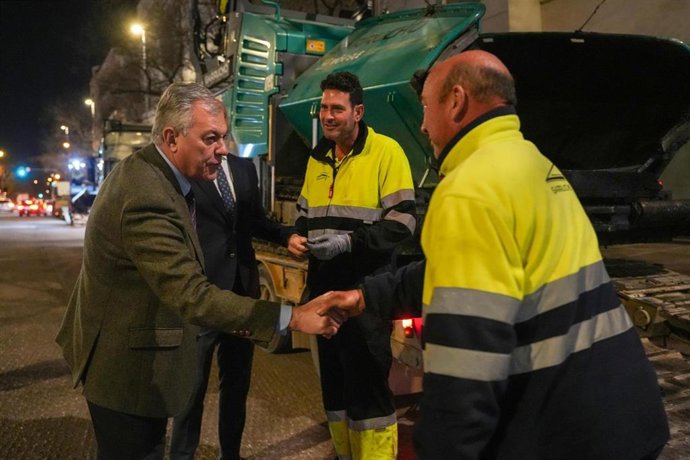 El alcalde de Sevilla supervisa tareas de reasfaltado.
