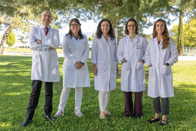 Los doctores Miguel Ángel Martínez, Maira Bes, Estefanía Toledo, Maite Bastyr-Diego y María Barbería, investigadores que han desarrollado el estudio.