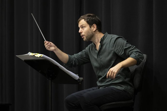 El compositor valenciano Francisco Coll, durante los ensayos de la ópera Enemigo del Pueblo en el Palau de Les Arts  8 de octubre de 2025   Miguel Lorenzo