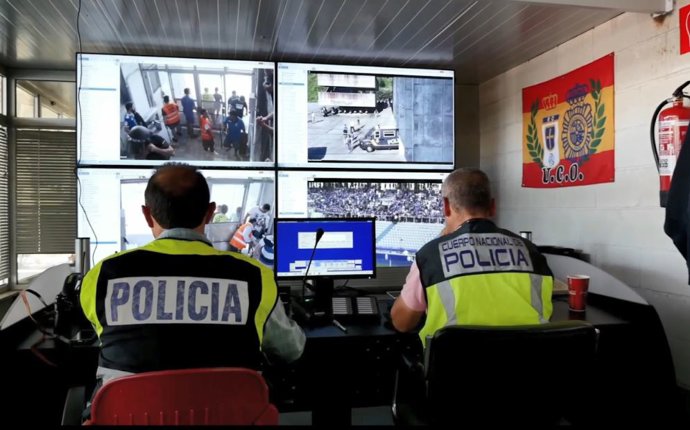 Archivo - Agentes de la Policía Nacional visionando las cámaras de seguridad del estadio Carlos Tartiere en Oviedo.