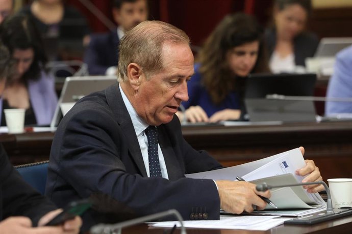 Archivo - El conseller del Mar y del Ciclo del Agua, Juan Manuel Lafuente, durante una sesión de control al Govern balear, a 20 de mayo de 2025, en Palma de Mallorca, Mallorca, Baleares (España). 