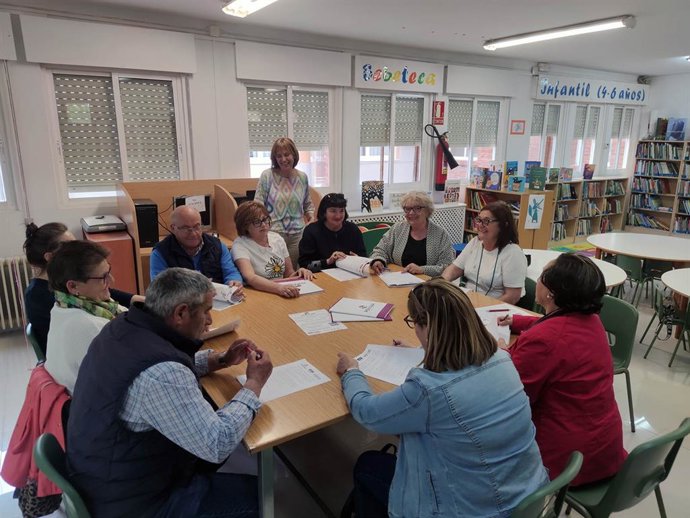 Archivo - Entrevista para la recopilación de datos en el municipio de Alaejos (Valladolid) para el estudio Pervivar, de violencia de género, realizado por la UEMC y la Diputación.