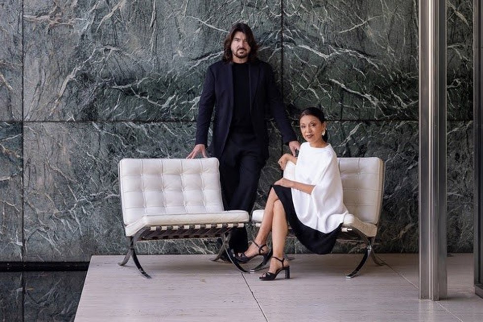 El diseñador Stéphane Rolland y la directora de BBFW, Albasarí Caro.