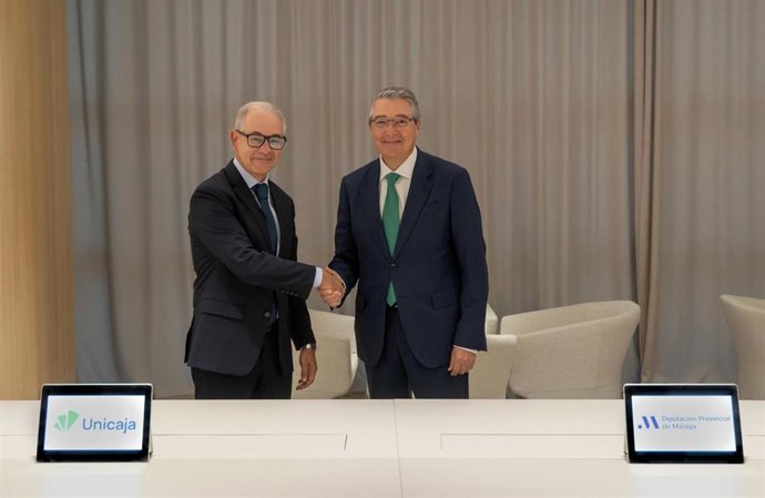 El CEO de Unicaja, Isidro Rubiales, y el presidente de la Diputación de Málaga, Francisco Salado, firman nuevo convenio de colaboración.