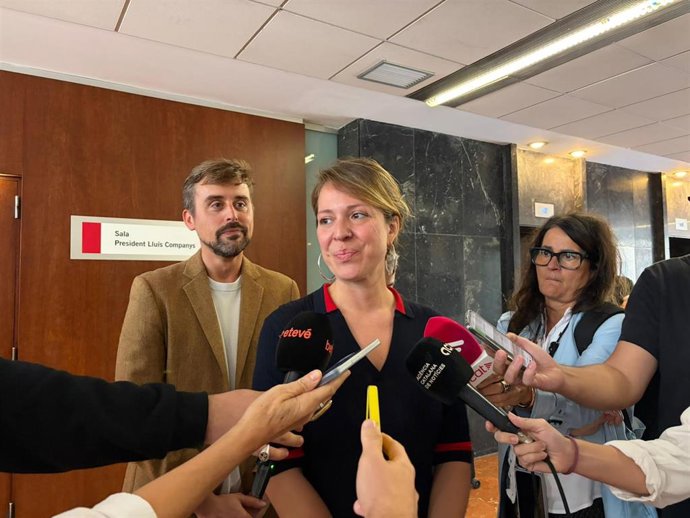 La líder de BComú en el Ayuntamiento de Barcelona, Janet Sanz, atiende a los medios.