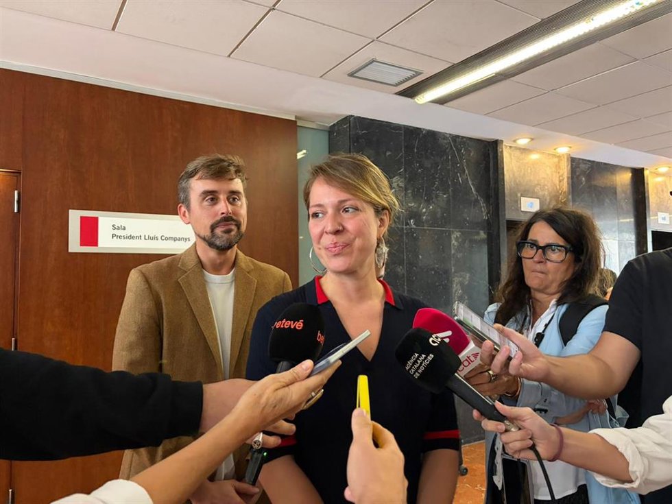 La líder de BComú en el Ayuntamiento de Barcelona, Janet Sanz, atiende a los medios.