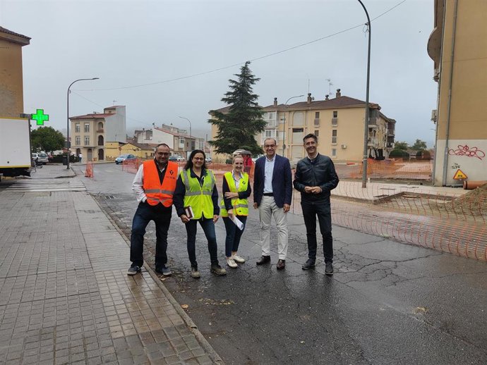 El alcalde de Cáceres, Rafael Mateos, visita las obras de mejora de la calle La Roche Sur Yon