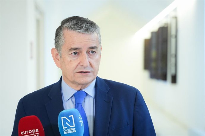 O Ministro Regional da Saúde, Presidência e Emergências do Governo Regional da Andaluzia, Antonio Sanz, avaliou nesta segunda-feira a pesquisa realizada pela Fundação Centro de Estudos da Andaluzia (CENTRA). Em 20 de outubro de 2025, em Sevilha (Andaluzia