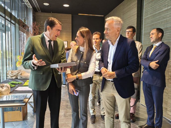 De izquierda a derecha, el consejero de Medio Ambiente de Castilla y León, Juan Carlos Suárez-Quiñones, la directora general de Inteligencia Artificial, Aleida Alcaide, y el director de la Agencia Cnaria de Investigación, Javier Franco.