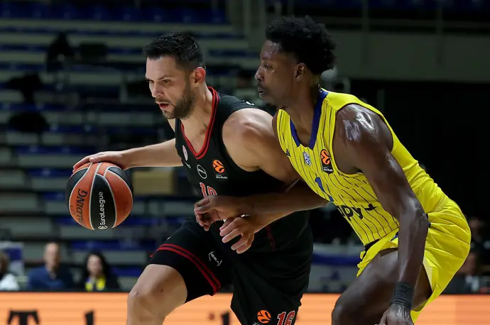 Kostas Papanikolaou (Olympiacos) y Jaylen Hoard (Maccabi) en un partido de Euroliga disputado en terreno neutral, en Belgrado (Serbia), en octubre de 2025
