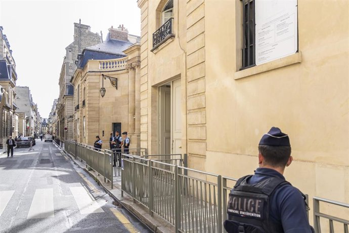 Archivo - Un policía de Francia en la capital, París (archivo)