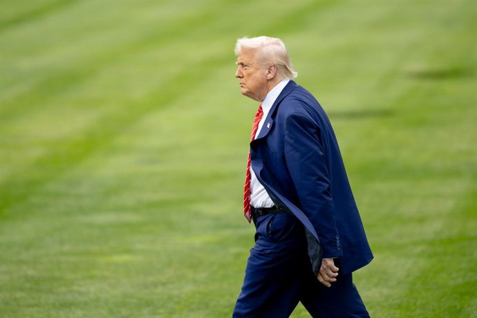 Archivo - WASHINGTON, 30 de maio de 2025 -- O presidente dos EUA, Donald Trump, caminha para embarcar no Marine One na Casa Branca em Washington, D.C., Estados Unidos, em 30 de maio de 2025. A Suprema Corte dos Estados Unidos suspendeu, na sexta-feira, um