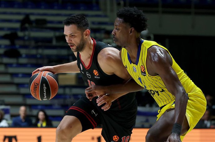 BELGRADO, 17 de outubro de 2025 -- Kostas Papanikolaou (esq.), do Olympiacos, disputa com Jaylen Hoard, do Maccabi, durante a partida de basquete da 5ª rodada da Euroliga da temporada regular entre Maccabi Tel-Aviv e Olympiacos em Belgrado, Sérvia, em 16 