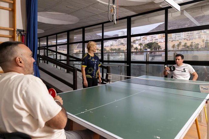 El Hospital Insular (Gran Canaria) inicia una actividad de tenis de mesa para pacientes con lesiones medulares