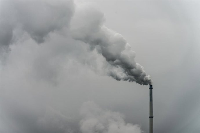 Archivo - Foto de archivo de la chimenea de una fábrica. 