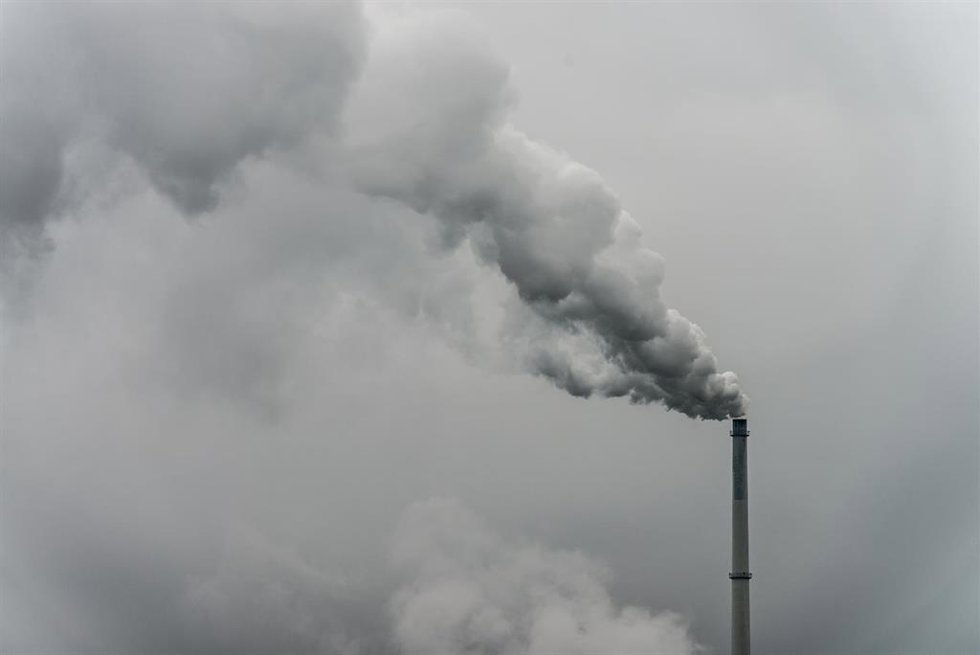 Archivo - Foto de archivo de la chimenea de una fábrica. 
