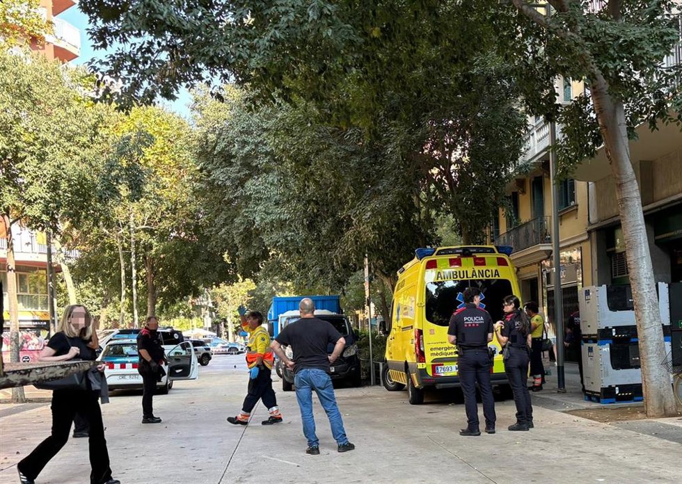 Una ambulancia del SEM y diversos agentes de Mossos d'Esquadra en la calle Tamarit de Barcelona