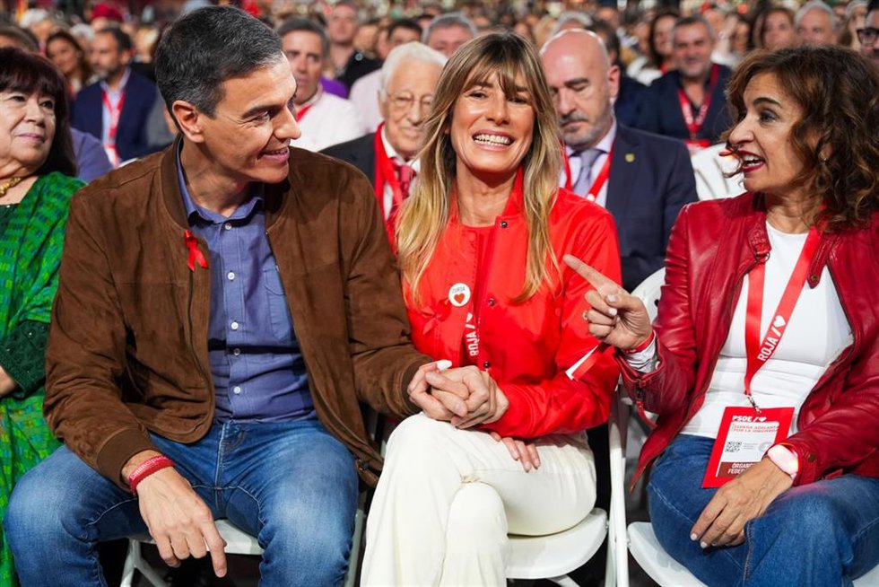 Archivo - El Presidente del Gobierno, Pedro Sánchez (i) su esposa Begoña Gómez (c) durante la clausura del 41 Congreso Federal del PSOE en el Palacio de Congresos y Exposiciones. A 1 de diciembre de 2024, en Sevilla, Andalucía (España).