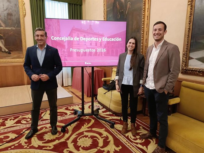 El concejal de Deportes y Educación del Ayuntamiento de Gijón, Jorge Pañeda, junto a los responsables de Educación y del Patronato Deportivo Municipal, Cristina Vallín, Pablo García Blanco, respectivamente, en el Consistorio gijonés.