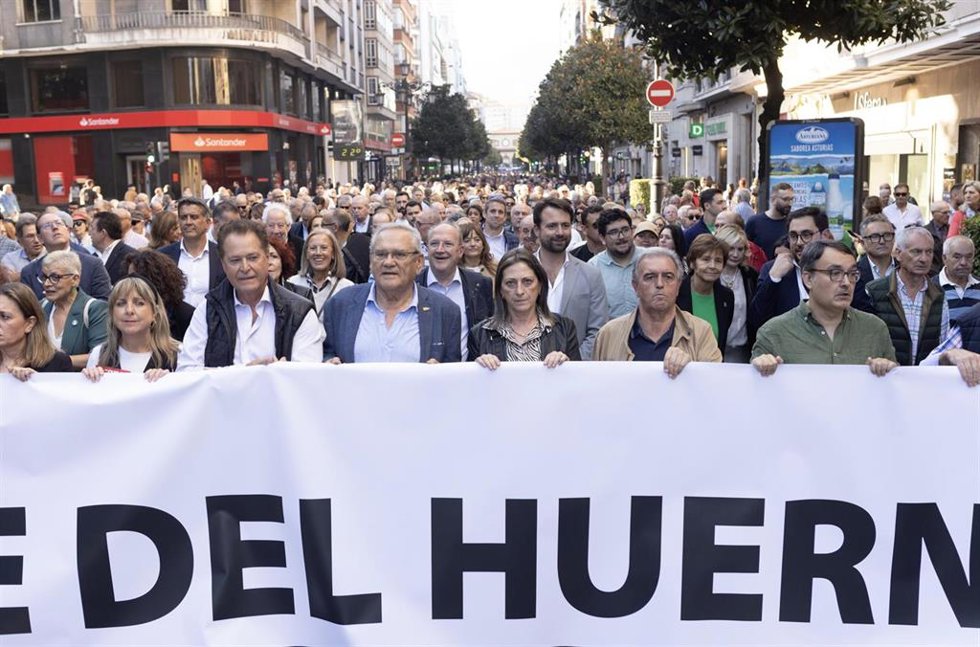 El presidente del PP de Asturias, Álvaro Queipo (c), junto a la alcaldesa de Gijón, Carmen Moriyón, durante la manifestación en contra del peaje del Huerna, a 17 de octubre de 2025, en Oviedo, Principado de Asturias (España). Este viernes está prevista 