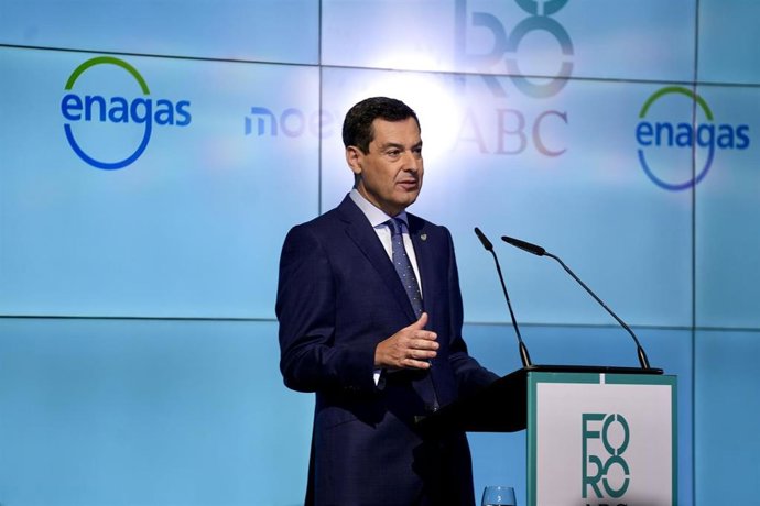 El presidente de la Junta de Andalucía, Juanma Moreno, interviene en el Foro ABC de Sevilla. A 21 de octubre de 2025, en Sevilla (Andalucía, España). El presidente de la Junta de Andalucía, Juanma Moreno, ha participado en la jornada de hoy en el Foro ABC