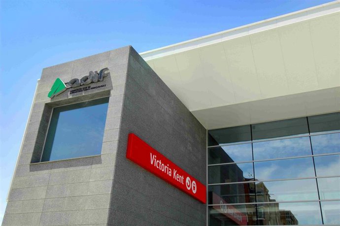 Archivo - Estación de tren Victoria Kent en Málaga capital.