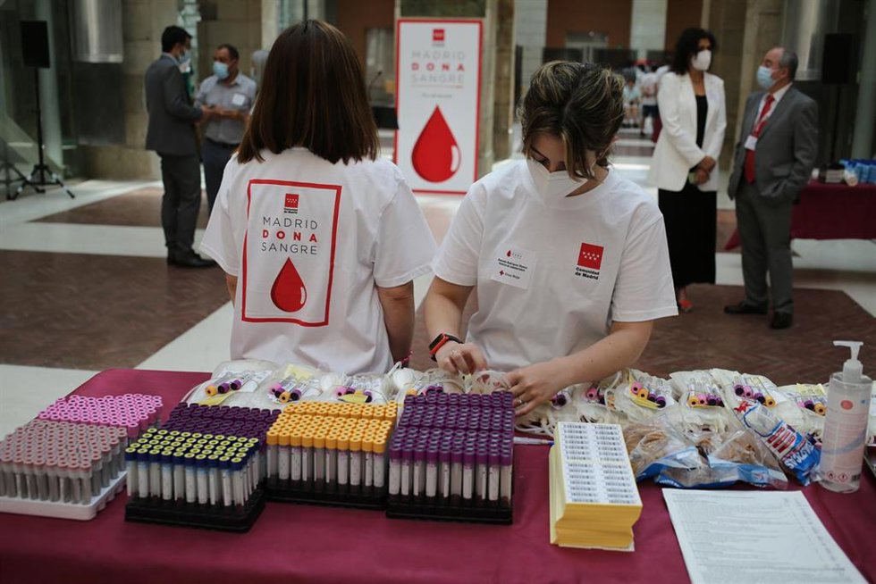 Archivo - Imagen de recurso de dos voluntarias organizando los recipientes para la donación en el dispositivo puesto en marcha en la sede del Gobierno regional