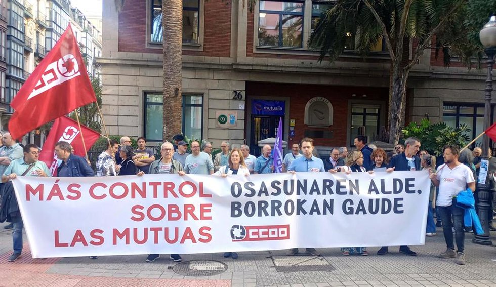 Concentración de CCOO Euskadi ante una mutua para denunciar que oculten efermedades profesionales como comunes