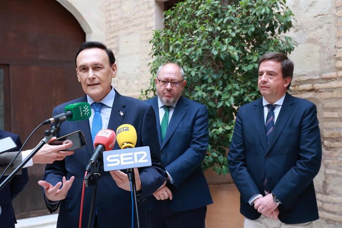 Gómez Villamandos atiende a los medios en Lucena (Córdoba), acompañado por Torralbo y Fernández.