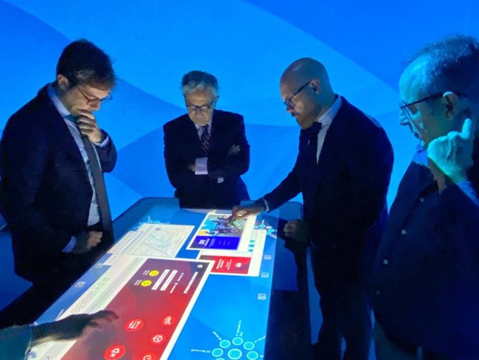 E secretario general de Formación Profesional, Florentino Santos (segundo por la dcha.), y el presidente de la Diputación de Córdoba, Salvador Fuentes (tercero), en su visita al IES Galileo Galilei.