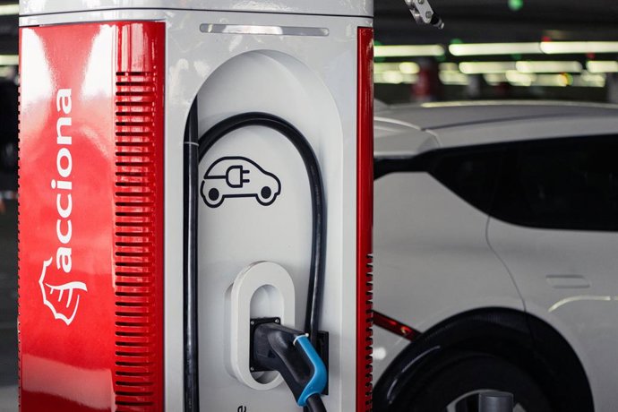 Archivo - Acciona y Nissan ofrecen 5.000 kWh gratuitos a los nuevos clientes de vehículos eléctricos.