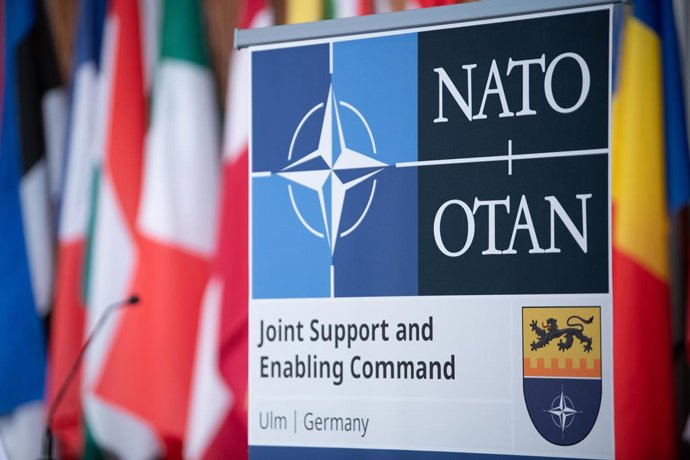 Archivo - FILED - 08 September 2021, Baden-Wuerttemberg, Ulm: The logo of NATO's JSEC command stands in front of flags. Photo: Stefan Puchner/dpa