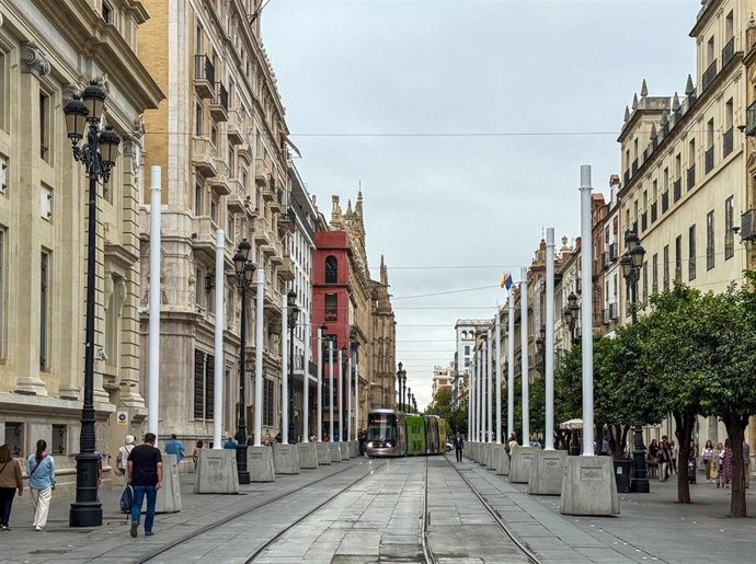 La Avenida de la Constitución (Sevilla) amanece sin los toldos