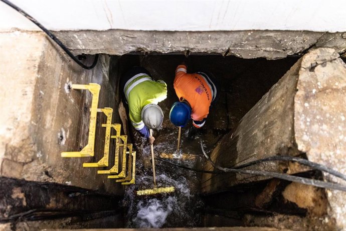 Operarios trabajando en el canal de abastecimiento afectado por la dana 'Alice' en una foto de archivo