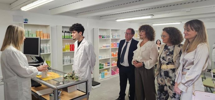 El IES José Planes de Murcia estrena nueva aula-oficina de Farmacia