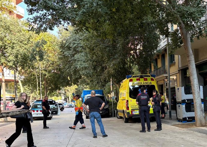 Una ambulància del SEM i diversos agents dels Mossos d'Esquadra al carrer Tamarit de Barcelona