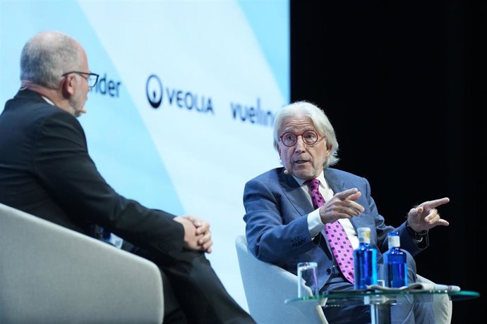 El presidente de Foment del Treball, Josep Sánchez Llibre (d), durante la segunda jornada del foro 'World in Progress', en el Palau de Congressos de Catalunya.