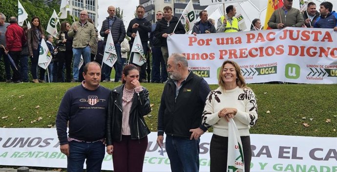 El presidente de la Unión de Campesinos de Valladolid, Valentín García, participa en una concentración para pedir precios justos para el campo