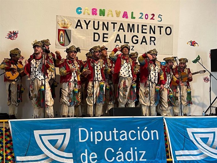 Actuación de una agrupación de carnaval en Algar.