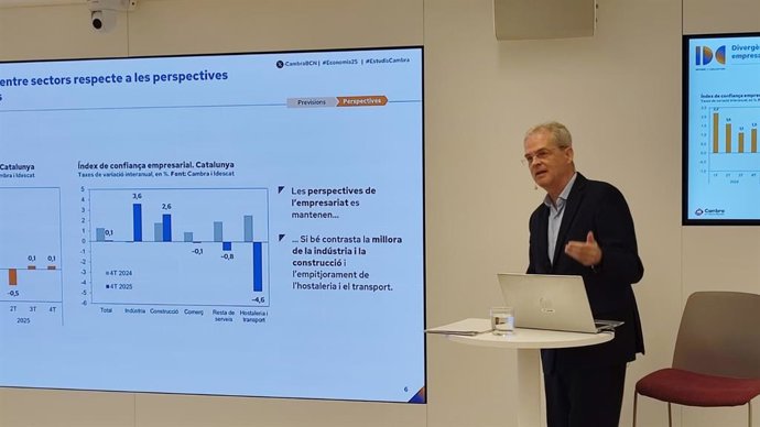 El jefe del Gabinete de Estudios Económicos de la Cámara de Barcelona, Joan Ramon Rovira, durante la presentación del Informe trimestral de coyuntura económica catalana y perspectivas.