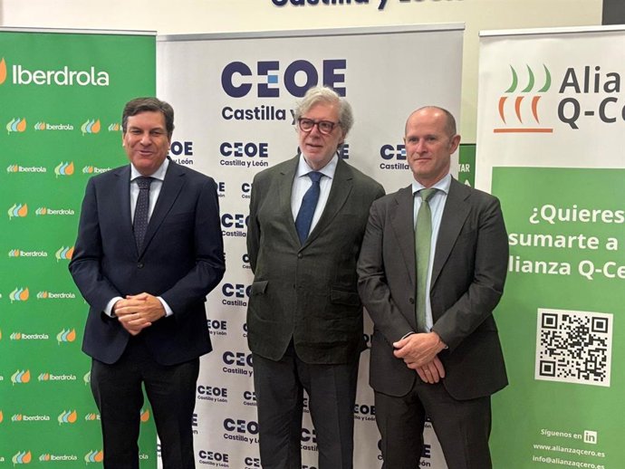 El consejero de Economía y Hacienda, Carlos Fernández Carriedo; el presidente de CEOE CyL, Santiago Aparicio, y el delegado territorial de Iberdrola, Miguel Calvo.