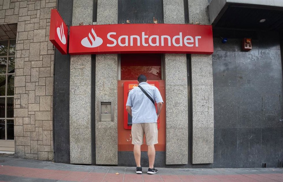 Fachada de una sucursal bancaria y un cliente.