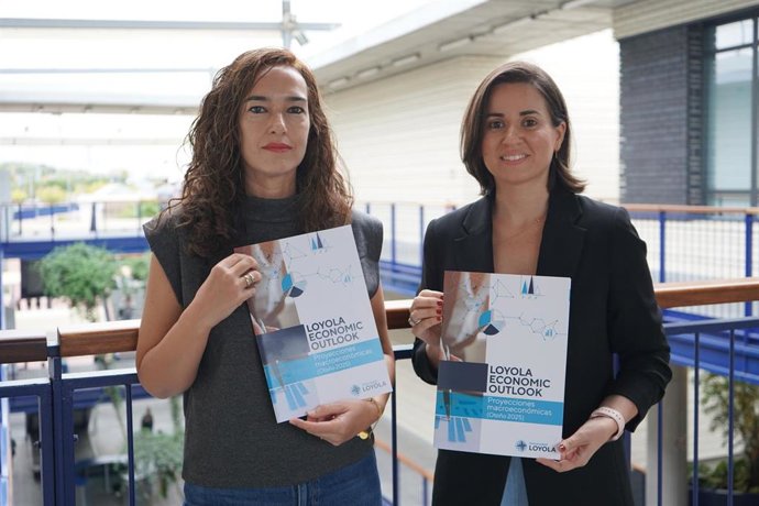 La profesora del Departamento de Economía de Loyola, Laura Padilla, y la directora del Departamento y del informe, Carmen Delgado.