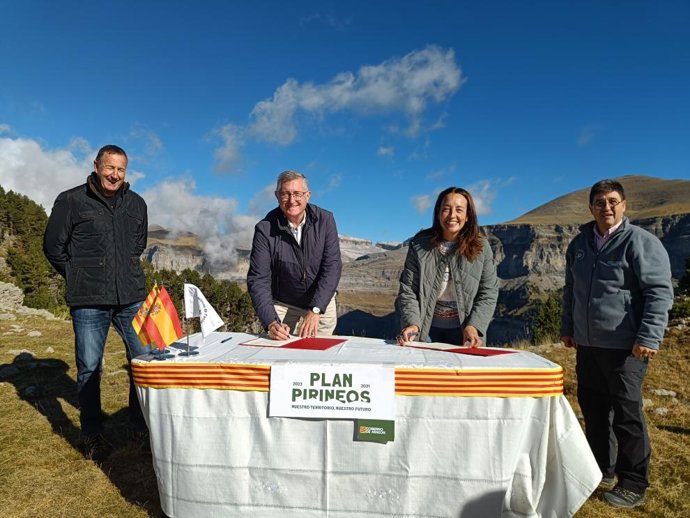 El alcalde de Fanlo, los consejeros Blasco y Susín y el director General de Medio Natural, Alfonso Calvo, en la firma del convenio.