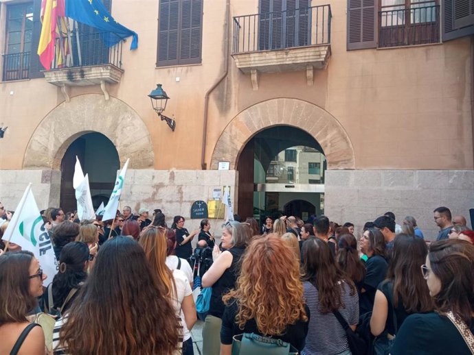 Imagen de una de las concentración llevadas a cabo por los trabajadores de la Fundación para la Dependencia frente a la Conselleria de Familias, Bienestar Social y Atención a la Dependencia. Archivo.