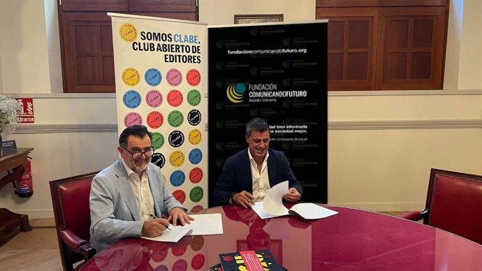 El presidente de Clabe, Arsenio Escolar, y el presidente de la Fundación Comunicando Futuro - Alejandro Echevarría, Alejandro Echevarría Estivariz, firman un acuerdo de colaboración en el Ateno de Madrid.