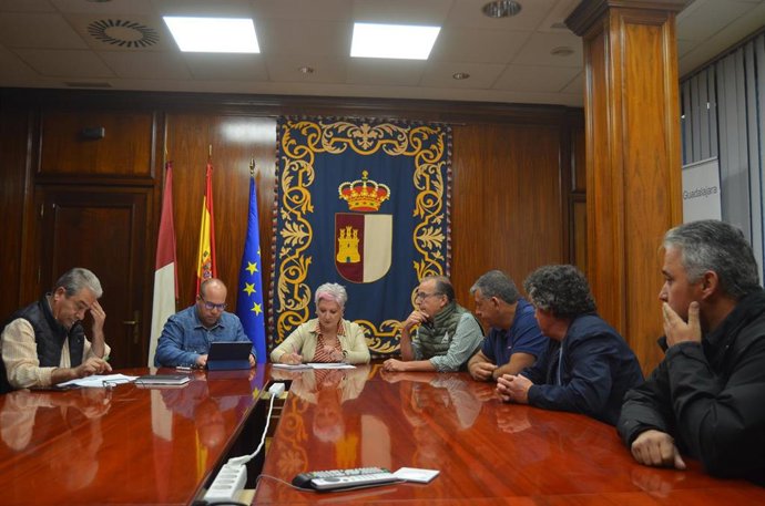 Reunión entre miembros de APAG y la delegada de la Junta en Guadalajara, Rosa García.