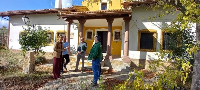 Entrega de las llaves de la casa rural.